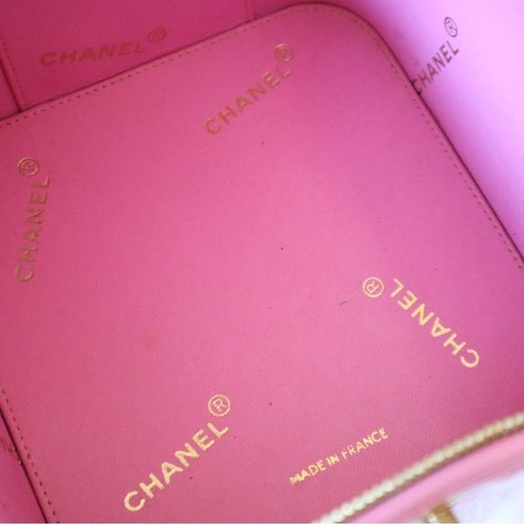 SOLD Chanel Vintage 1995 Barbie Collection Barbie Pink Vanity Case Heart bag - Picture 8 of 11